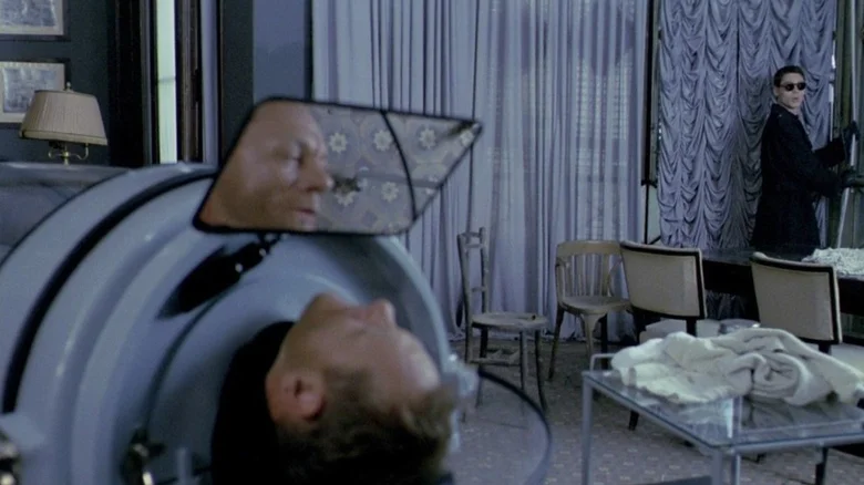 معرفی 15 فیلم ترسناکی که آنقدر آزاردهندهاند که فقط یکبار میتوان تماشایشان کرد 5 در قفسی شیشهای - فلاتو