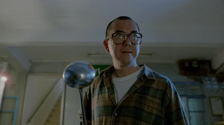 معرفی 15 فیلم ترسناکی که آنقدر آزاردهندهاند که فقط یکبار میتوان تماشایشان کرد 8 داستان ناگفته - فلاتو