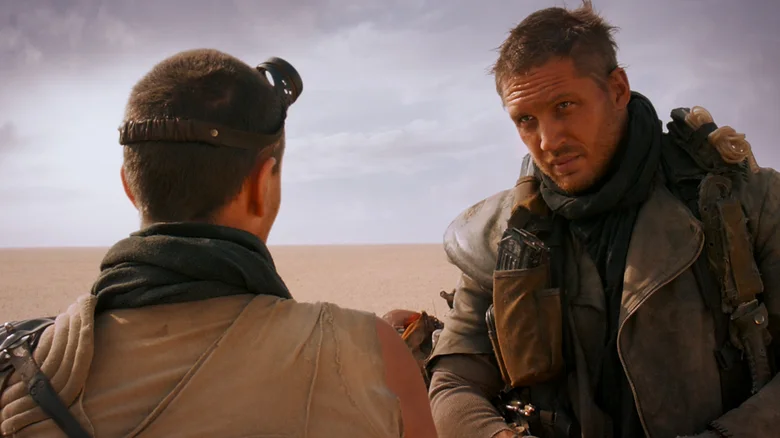 معرفی 14 شاهکار سینمای اکشن مدرن که مرزهای این ژانر را جابجا کردند 4 Mad Max: Fury Road (مکس دیوانه: جادهٔ خشم) - فلاتو