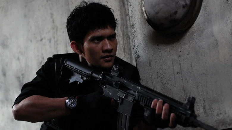 معرفی 14 شاهکار سینمای اکشن مدرن که مرزهای این ژانر را جابجا کردند 6 The Raid: Redemption (تاخت و تاز: رستگاری) - فلاتو