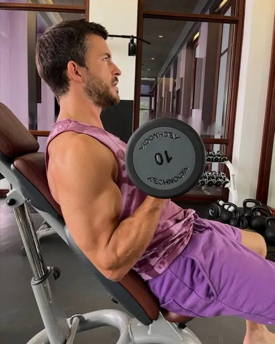 تمرینات «دنیای ژوراسیک» جاناتان بیلی هوش از سر طرفداران برد 2 Jonathan Baileys Jurassic World Workouts 1