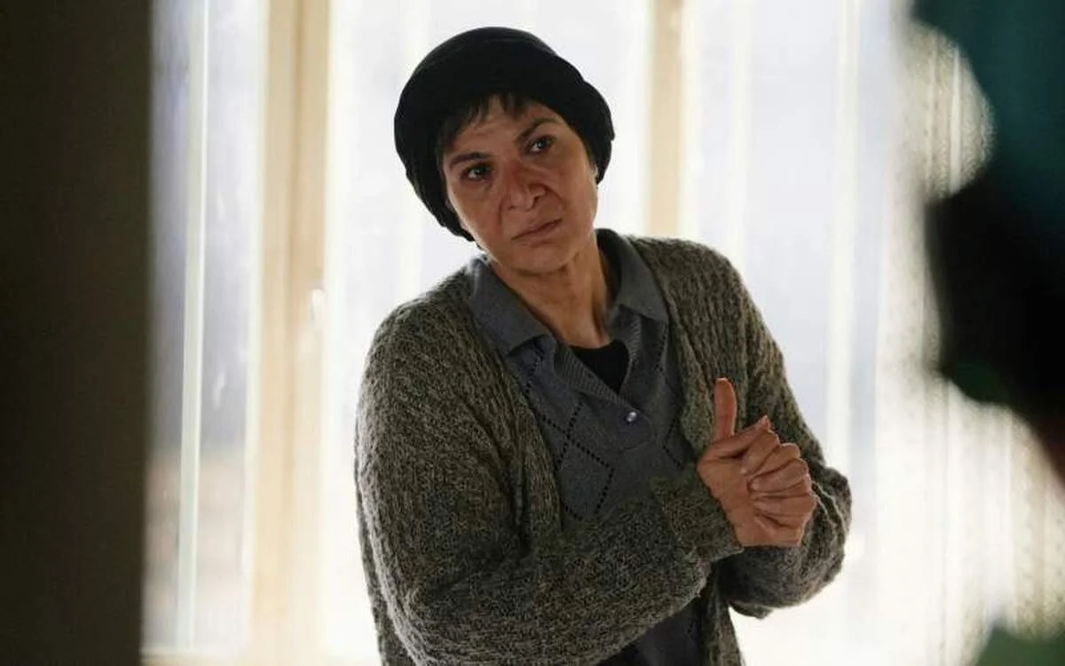 نقد و بررسی فیلم «مراقب»؛ وقتی خانه به زندان تبدیل میشود 2 «مراقب»؛ خانهای که قرار بود پناه باشد اما به زندان تبدیل شد - فلاتو
