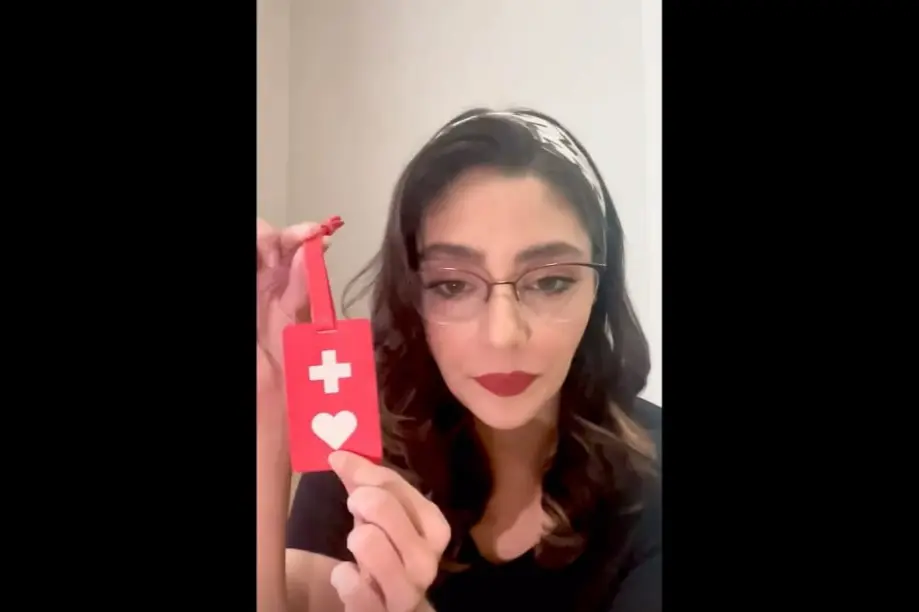 هلپ مارک چیست؟ معنای کارتی که هستی مهدویفر نشان داد 2 کارت قرمز هستی مهدویفر چه پیامی داشت؟ - فلاتو