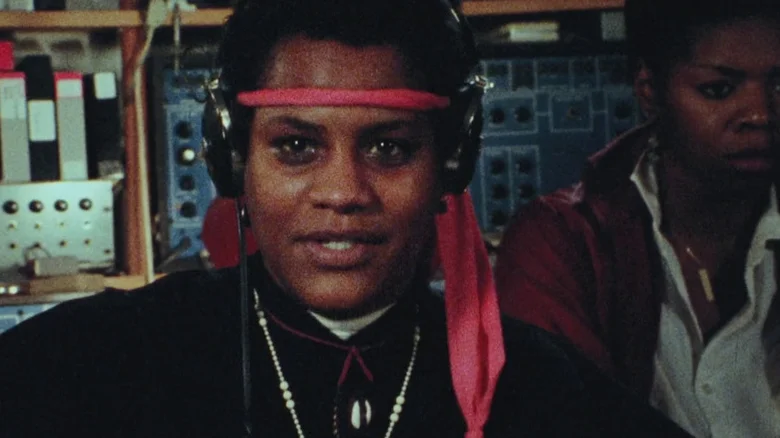 «متولد در شعله‌ها» (Born in Flames – 1983)؛ درباره انقلاب - فلاتو