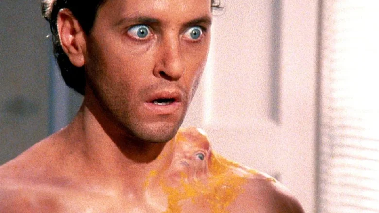 «چگونه در تبلیغات پیشرفت کنیم» (How to Get Ahead in Advertising – 1989)؛ درباره تجاری‌سازی - فلاتو