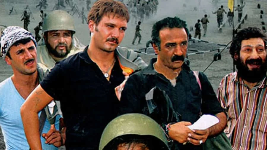 معرفی 37 تا از بهترین فیلمهای کمدی ایرانی 4 اخراجیها ۱ - فلاتو