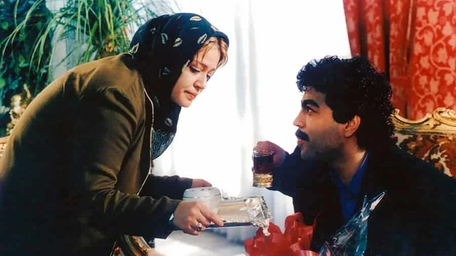 معرفی 37 تا از بهترین فیلمهای کمدی ایرانی 5 نان، عشق و موتور ۱۰۰۰ - فلاتو