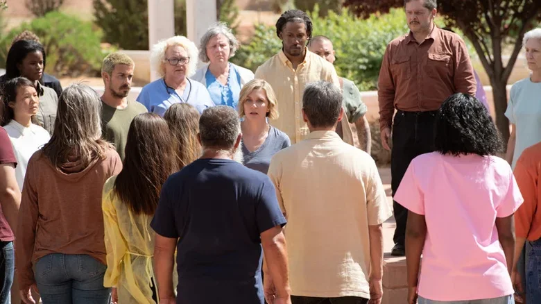 5 نظریه برتر درباره آینده سریال «Pluribus» که امیدواریم محقق شوند 4 Top 5 theories about the future of the series Pluribus 3