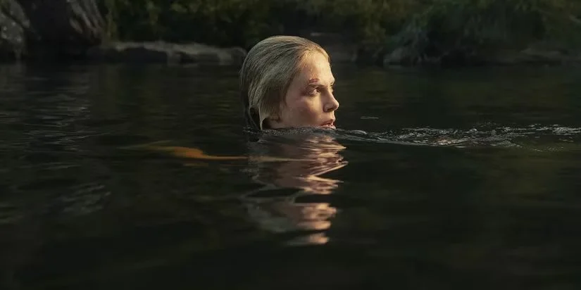 معرفی 10 فیلم مهیج مورد انتظار سال 2026 که بیش از همه منتظرشان هستیم 4 شارلیز ترون در آب در فیلم Apex - فلاتو