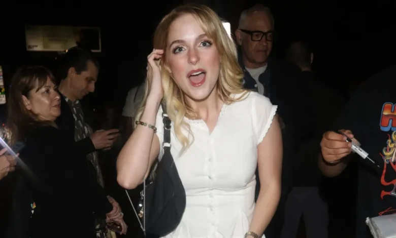 مکینا گریس در کمدی «معشوقه رسمی» بازی میکند 1 McKenna Grace in the comedy Official Mistress