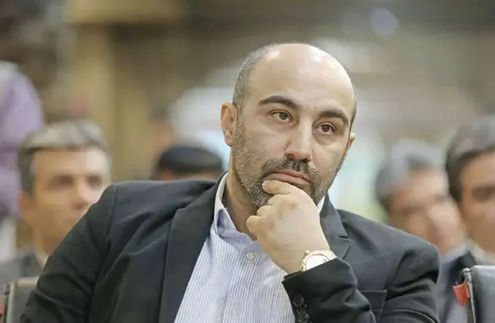 اولین تصویر محسن تنابنده در «تبعید» منتشر شد؛ همکاری دوباره با کارگردان «رهایم کن» 1 محسن تنابنده با ظاهری متفاوت به «تبعید» میآید؛ عکس جدید سریال - فلاتو