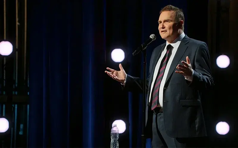 نقد مستند «نورم: داستان نورم مکدونالد»؛ ادای احترامی که در روایت کم میآورد 5 Review of Norm The Story of Norm Macdonald 3